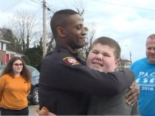 Deze lieve agent schoot te hulp na 911-melding van vermiste teddybeer