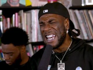 Burna Boy zingt o.a. 'Ye' en 'Gbona' tijdens heerlijk Tiny Desk Concert