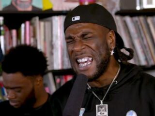 Burna Boy zingt o.a. 'Ye' en 'Gbona' tijdens heerlijk Tiny Desk Concert