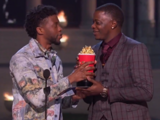 Chadwick Boseman geeft zijn MTV Best Hero Award aan echte superheld