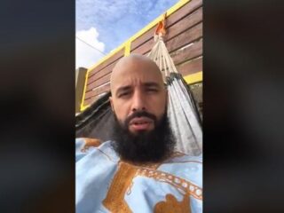 Hij reist de wereld rond op zijn fiets met Mekka als eindbestemming