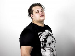 Volg de luistersessie van Esko live op het Rotterdamse metrostation Beurs