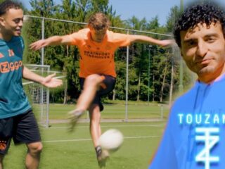Touzani leert profvoetballers Dest, Malacia, Lammers en Wijndal trucs binnen een minuut