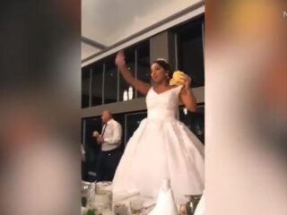 Bruidspaar geeft gasten cheeseburgers van de Maccie op trouwfeest