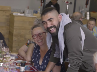 Sjaak en Keizer verrassen mensen die het niet breed hebben met 3-gangendiner (2)