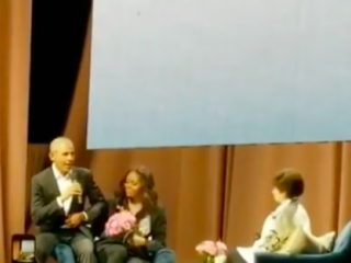 Super cute: Barack Obama verrast Michelle tijdens haar boektournee