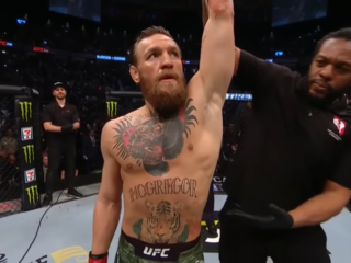 Conor McGregor wint vliegensvlug bij comeback in UFC