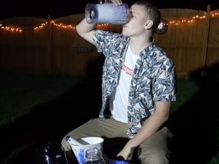 VIDEO: Kendrick Lamar-fan verliest weddenschap en drinkt smoothie van vinylplaat DAMN.