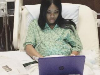 Hoogzwangere Nayzia rondt laatste examen af in haar ziekenhuisbed