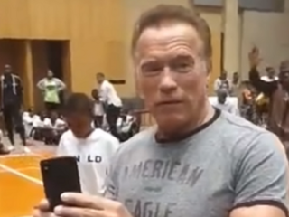 VIDEO: Arnold Schwarzenegger aangevallen tijdens eigen event in Zuid-Afrika