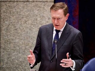 Oververmoeide Minister Bruins van Medische Zorg treedt af