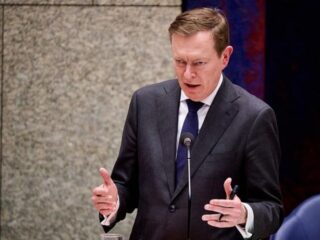 Oververmoeide Minister Bruins van Medische Zorg treedt af