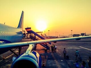 Vliegtuigpassagiers op de weegschaal voor besparing brandstofkosten