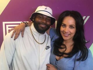 Rafello is cameraman, maar heeft inmiddels al twee singles, waaronder 'Honkbalpoort'