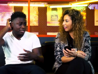 Ouassima kijkt in de telefoon van... Hansie!