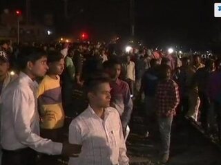 Trein rijdt in op groep mensen tijdens festival in India: tientallen doden