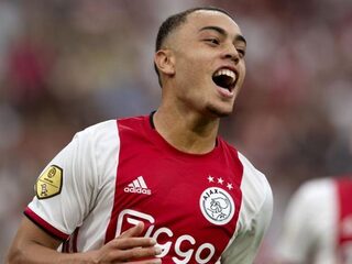 Ajax-speler Sergiño Dest gaat langs scholen om jonge kids te inspireren