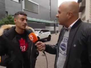 VIDEO: Boef zegt 'sorry' tegen politieagent tijdens John van den Heuvel interview