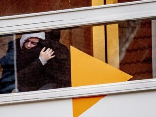 Rouwende leerlingen komen samen op Designcollege na dood Humeyra (16)