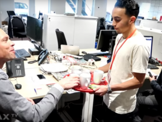 Nouri loopt dagje stage bij Ajax Media