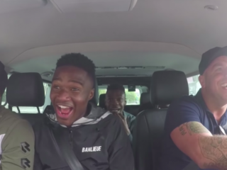 Broederliefde vertelt persoonlijke verhalen bij Andy in de auto