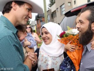 Canadese premier Justin Trudeau ontmoet twee maanden oud naamgenootje