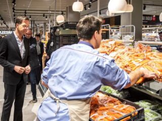 Mark Rutte bezoekt vakkenvullers in supermarkt en doet oproep