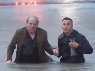 Man live uit zinkende auto gered door journalist