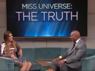 Steve Harvey nodigt Miss Colombia uit in talkshow na Miss Universe-blunder