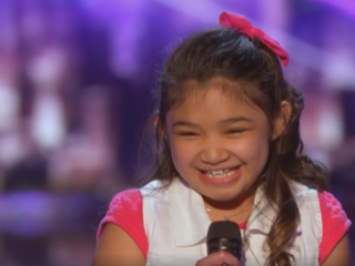 VIDEO: 9-jarige blaast jury omver met optreden van 'Girl On Fire'