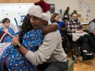 Obama verrast als kerstman patiënten van kinderziekenhuis