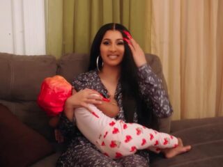 Cardi B geeft kijkje in het huis van haar oma en beantwoordt 73 vragen