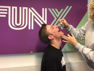 Welk effect heeft wietolie? FunX-dj Sander test het uit!