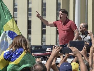 President Brazilië demonstreert zelf tegen coronamaatregelen en hoest tijdens toespraak