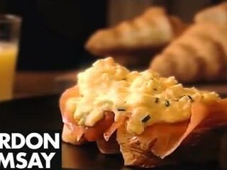 Sunday Breakfast: croissant met scrambled eggs van Gordon Ramsey
