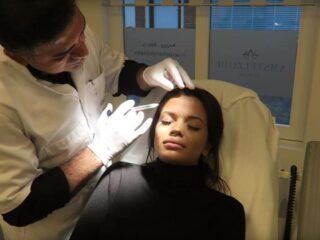 Monica Geuze laat lippen opspuiten en voorhoofd corrigeren