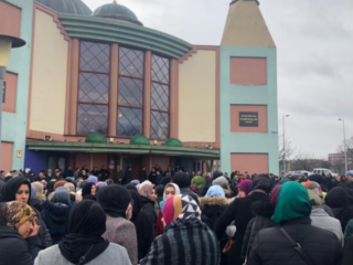 Honderden mensen aanwezig bij afscheidsgebed Humeyra (16)