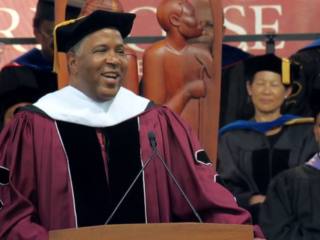 Miljardair betaalt complete studieschuld van 400 geslaagden