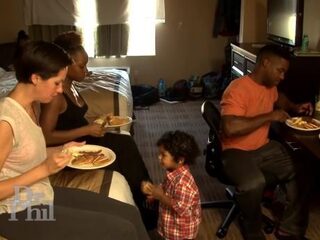 Polygame man brainwasht vrouwen om beter mens van ze te maken