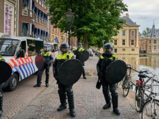 Demonstratie tegen coronamaatregelen leidt tot confrontaties met de politie en ME