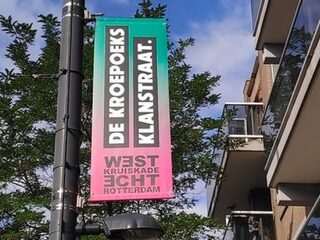 Ophef om banners op West-Kruiskade Rotterdam: "De Kroepoeksklanstraat"