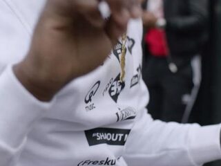 Dit is waarom Chivv een speciale 'shaout' aan FunX geeft op zijn sweater