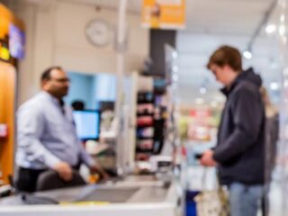 Vakbond FNV wil 5 procent loonsverhoging voor supermarktpersoneel