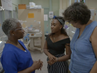 Geadopteerde Eliza ontdekt roots in geboorteland Suriname en is 'Eindelijk Thuis'