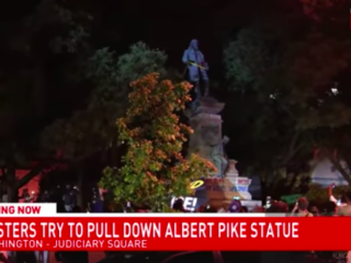 Demonstranten trekken standbeeld omver in Washington, Trump woedend