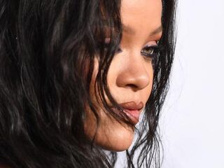 Zingt Rihanna: big f**cking sl*t of paper chaser?