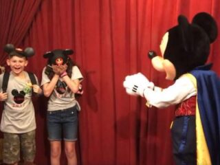 VIDEO: Mickey verrast kinderen met aankondiging adoptie