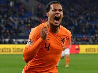 Virgil van Dijk troost huilende scheidsrechter na afloop wedstrijd