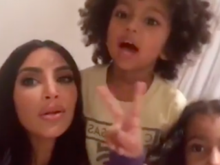 Kim Kardashian deelt feelgood-video van zichzelf en haar kids