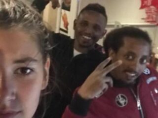 Meisje maakt ongemakkelijke selfies met mannen die haar naroepen op straat